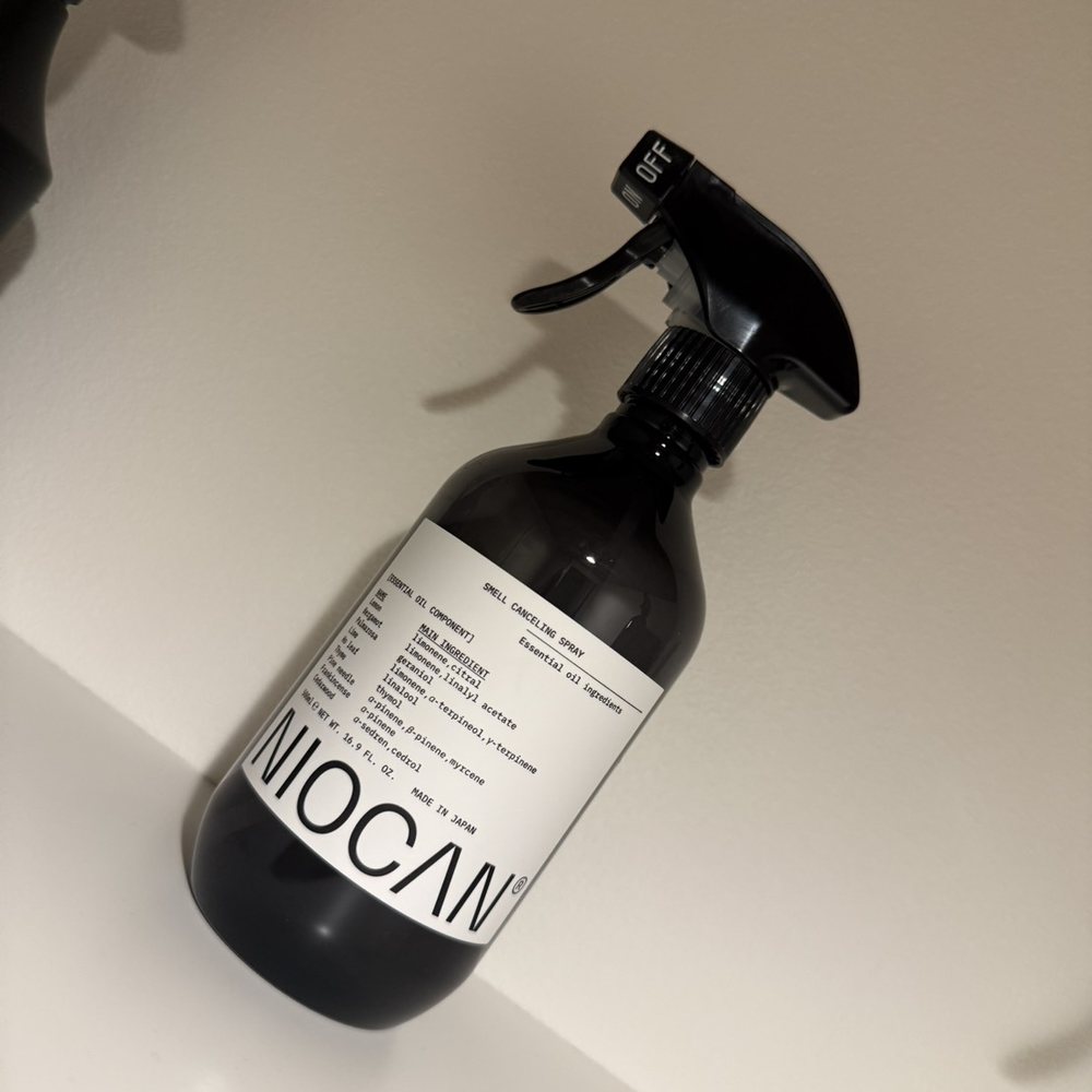 消臭スプレー NIOCAN のボトル